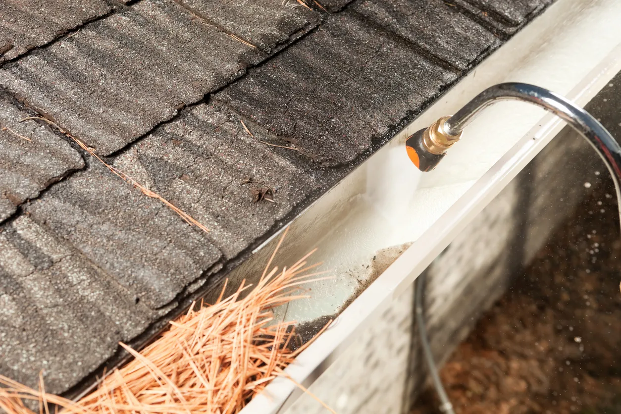 pressure washer cleaning gutters